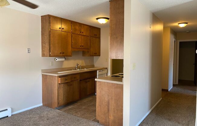 2 beds, 1 bath, 920 sqft, $725, Unit 24