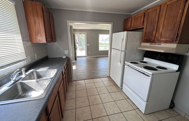 2 beds, 1 bath, $895