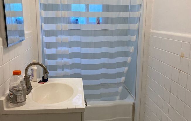 3 beds, 2 baths, $2,700, Unit #01
