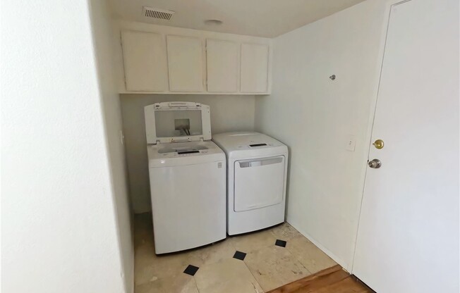 2 beds, 1 bath, 727 sqft, $2,300, Unit C