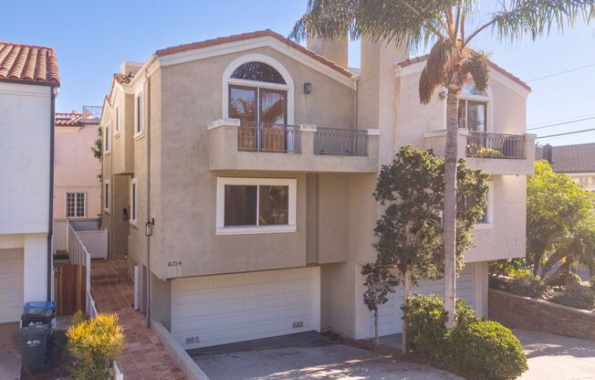 SPACIOUS, TRI-LEVEL, 3BR3.5BA HOME W/ ROOFTOP DECK, BALCONY, YARD & 2-CAR GARAGE + DRIVEWAY JUST 50 FT TO GREENBELT & BLOCKS TO PIER AVE, PARK, GREENBELT & LESS THAN 1/2 MILE TO BEACH!!