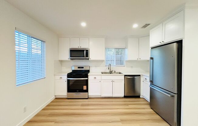 Spacious 6-Bedroom with Private Yard & Parking in Sylmar!