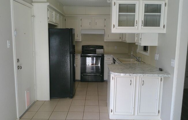 2 beds, 2 baths, 1,200 sqft, $975, Unit B