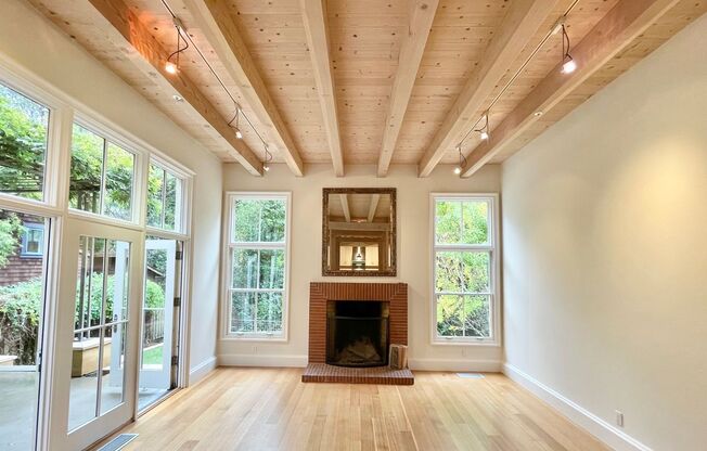 3BD 2.5BA Sycamore Park Architectural Masterpiece! Parking! Laundry! Garden. Pet. PROGRESSIVE