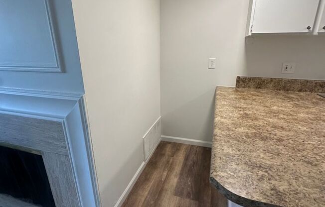 1 bed, 1 bath, 700 sqft, $1,100, Unit 5496-B