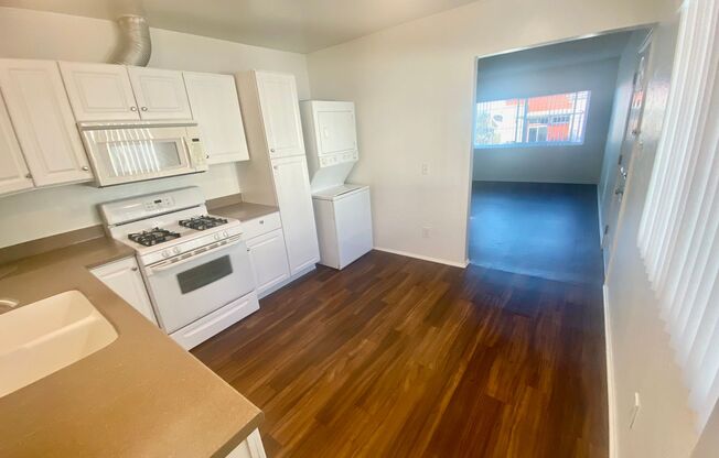 2 beds, 1 bath, $2,300, Unit C