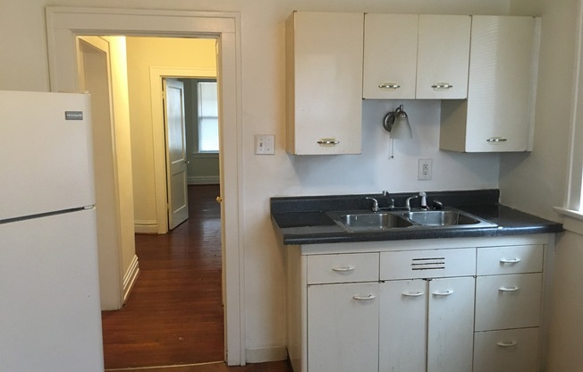 2 beds, 1 bath, 1,100 sqft, $995, Unit LL