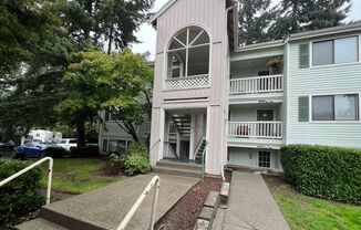 **Move in Special - $500 Rent Credit**Charming 2-bedroom Kent Condo in Timber Ridge