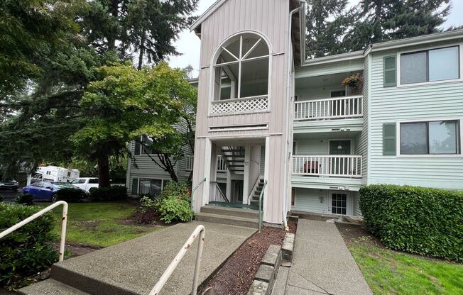 Approved Application**Move in Special - $500 Rent Credit**Charming 2-bedroom Kent Condo in Timber Ridge