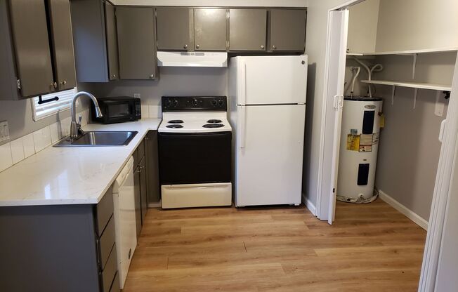 2 beds, 1 bath, 818 sqft, $1,395, Unit #5