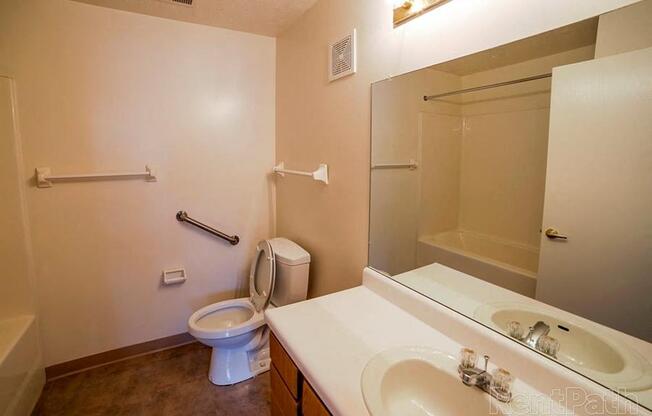 Luxurious Bathrooms at Creekside Square Apartments, Indianapolis, IN, 46254