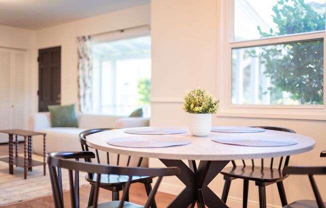 Charming Bungalow with King Size Bed