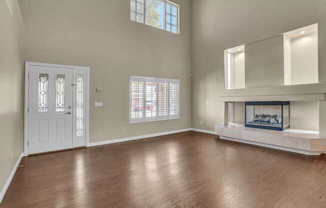 HIGH CEILINGS, 5 BEDROOM HOME WITH FIREPLACE & POOL