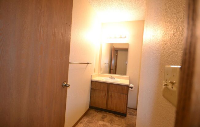 2 beds, 1 bath, 750 sqft, $725, Unit A 11