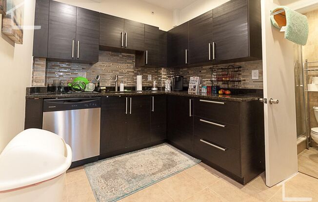 Beautiful & Renovated 2 bed in Brookline... Really Nice Listing!!