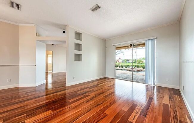 Captivating 4 Bedroom, 2 bath Pool/Lake home
