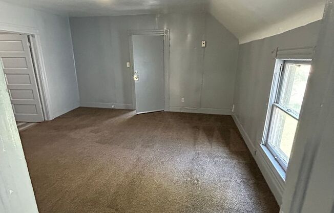 2 beds, 1 bath, 980 sqft, $850, Unit Up