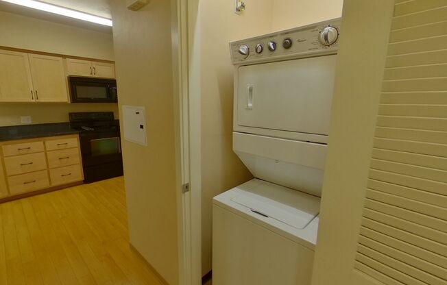 3 beds, 1.5 baths, 848 sqft, $2,400, Unit 204