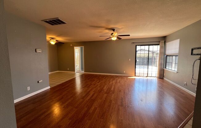 Charming and clean 2 bed/2 bath Duplex in Elk Grove