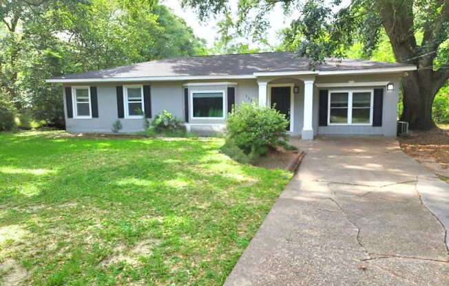 Stunning 4/2 Redecorated Home Close to I-110!