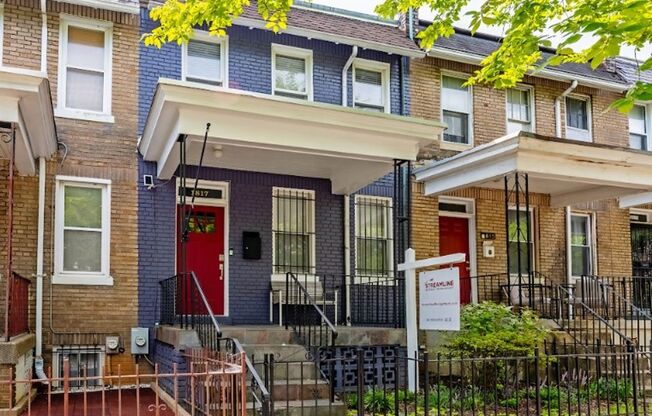 Rad Rowhome Right Near Stadium-Armory Metro!