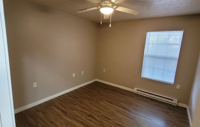 3 beds, 1 bath, 1,050 sqft, $1,125, Unit 350 D02