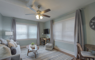 722 W 37 ST