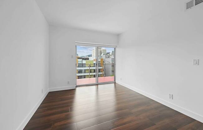 Vacant Living Area at Hollywood Ardmore, Los Angeles