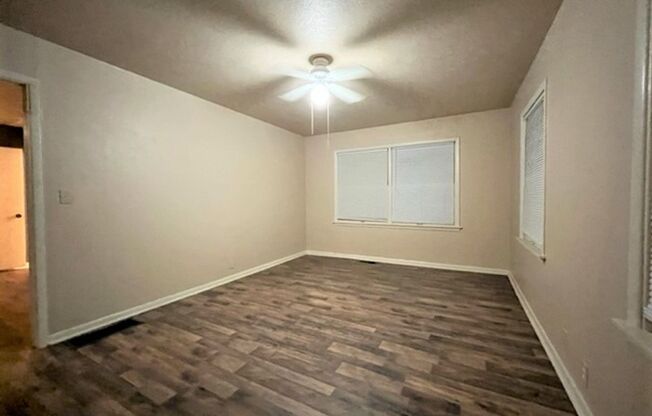 2 beds, 2 baths, 988 sqft, $950, Unit 128 nw 17 back -1