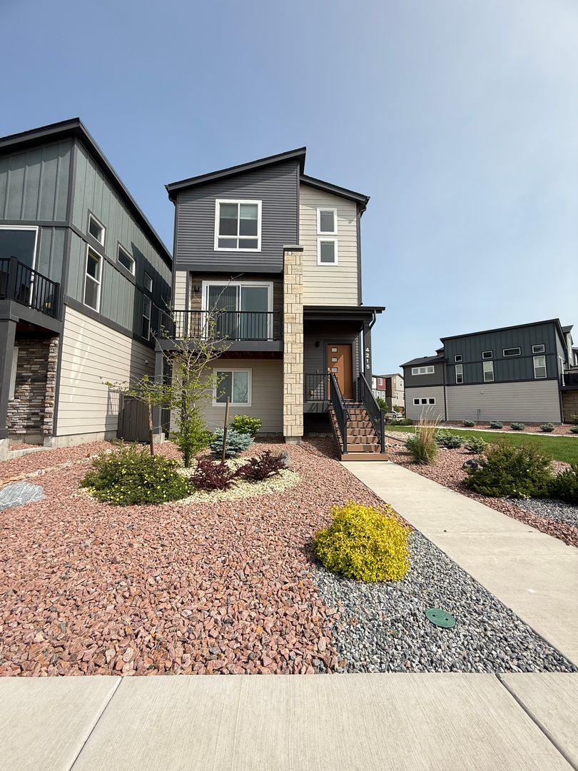 Immaculate 2-bedroom home with spanning mountain views!