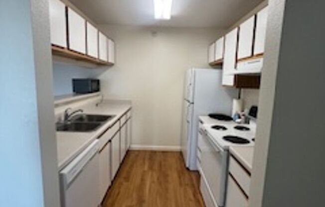 3 beds, 2 baths, 1,360 sqft, $1,489, Unit 34