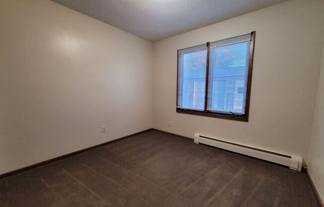 2 beds, 1 bath, 820 sqft, $730, Unit 02