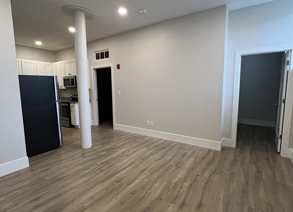 2 beds, 1 bath, 700 sqft, $2,095, Unit 2