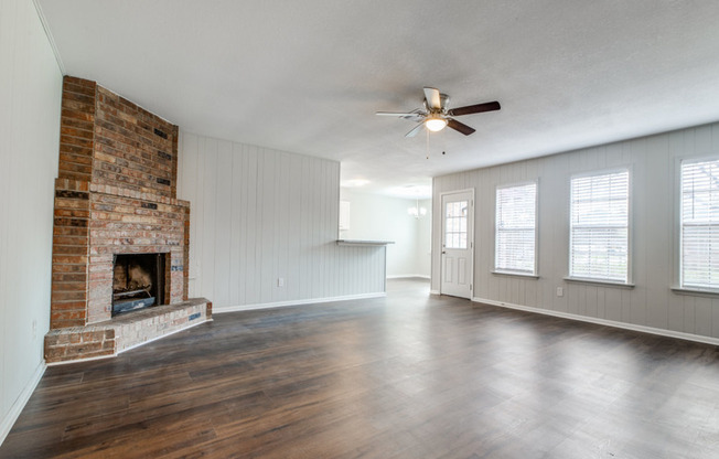 1003 W NELDA RD