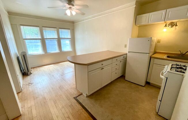 1 bed, 1 bath, $915, Unit 4