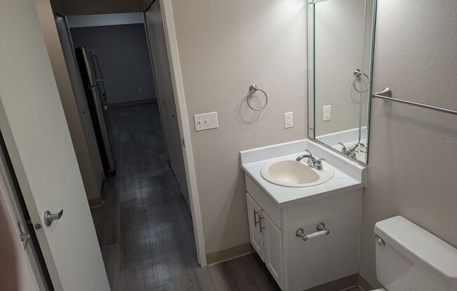 2 beds, 1 bath, 886 sqft, $1,875, Unit J201
