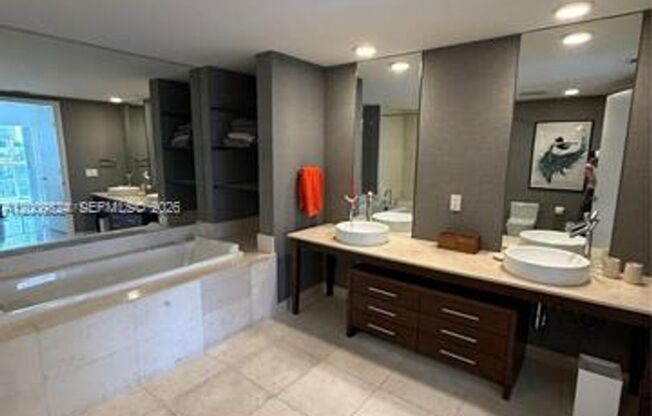2 beds, 2 baths, 1,325 sqft, $5,000, Unit 465 Brickell Ave # 619