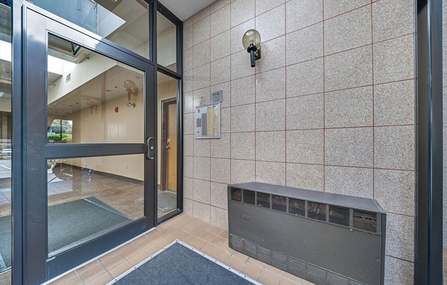1 bed, 1 bath, 440 sqft, $2,100, Unit U106