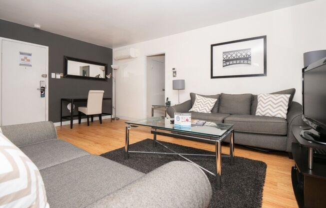 2 beds, 1 bath, 725 sqft, $1,799, Unit B201