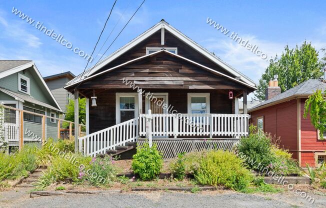 Pet FRIENDLY 4 bedroom 2 bathroom home located blocks from University of Portland!