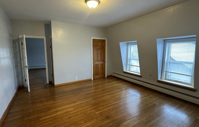 3 beds, 1 bath, $1,500, Unit 3