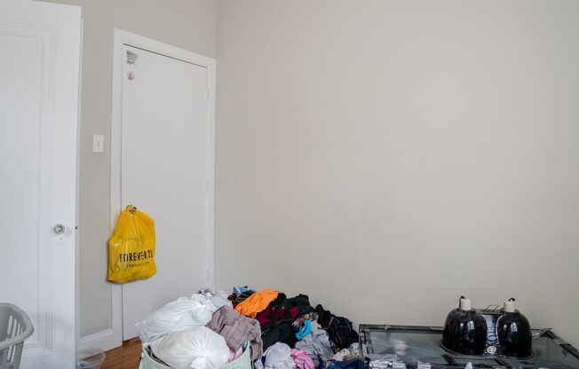 3 beds, 1 bath, 850 sqft, $1,895, Unit 3002-1S