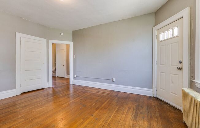 2 beds, 1 bath, $1,300, Unit Apt 2 (Top)