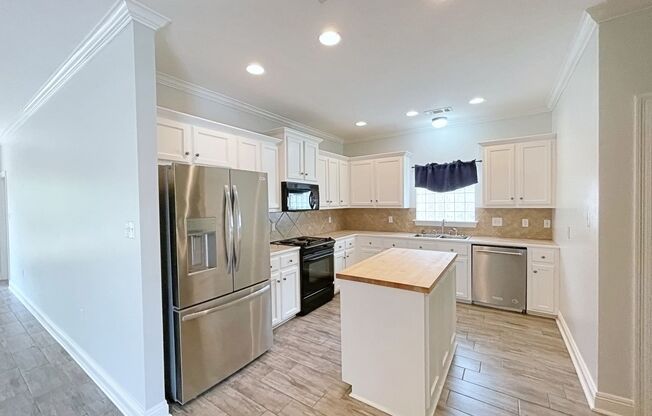 3 Bedroom House with Community Pool