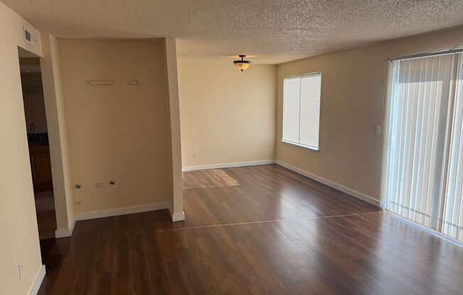 Beautiful 3 Bed/2 Bath Condo with 2 Parking Spots - Great Commuter Location