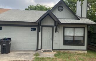 Cute 2/1 duplex with a garage