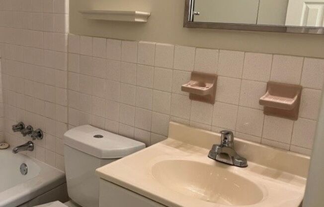 1 bed, 1 bath, 740 sqft, $1,600, Unit 00 - K- 7