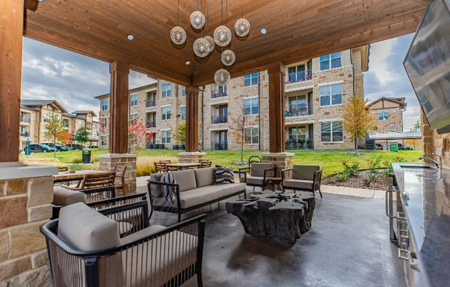 Outdoor covered patio and kitchen outside Grapevine TX apartment complex.