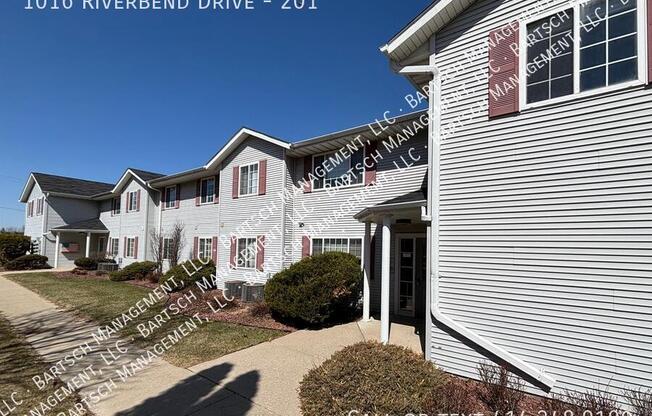 1016 RIVERBEND DR