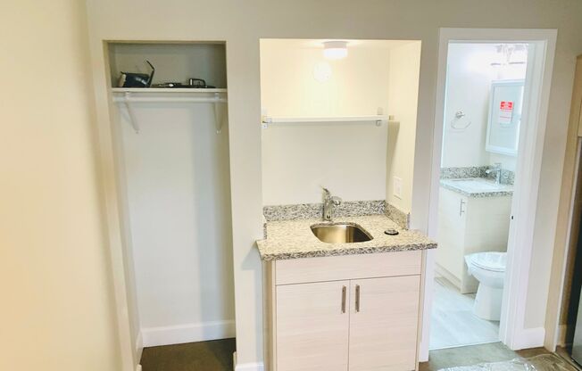 STUDIO AVAILABLE IN THE HEART OF DOWNTOWN LA JOLLA! ONLY $1,700/mo!